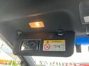 サンバイザーにエアバッグの注意喚起が記載されています。安全装備も整っており、安心して運転に集中できます。安全性を重視した設計です。