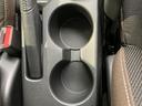 飲み物を置けるホルダーが二つ並び、車内での飲み物の置き場に便利です。必要なときに手が届きやすい位置にあり、日常使いに役立つ収納です。