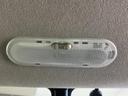 シンプルで機能的なデザインのルームミラー。視界を確保し、安全運転をサポートしてくれる頼れる存在です。手元で調整を可能にする設計もポイント。