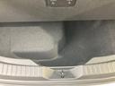 荷室の床下には、荷物を分けて収納できるスペースを備えています。車内に置いておきたい小物類の整理にも便利で、荷室をすっきり使い分けられるのがうれしいポイントです。