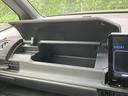 開閉式の収納スペースを備え、車内で使う小物や書類をまとめて置けます。開口部が広く中を確認しやすいため、必要なものを出し入れしやすく、車内整理にも役立ちます。