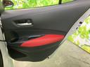 落ち着いた色調に赤いアクセントが映え、車内に華やかさを添えます。窓から光が入り、同乗される方にも明るい印象です。◆画像認識ＡＩによる推定であり実際と異なる場合があります。