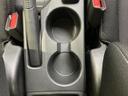 ドリンクを置けるホルダーが二つ並び、乗車中の飲み物の置き場所に便利です。手の届きやすい位置に備わり、車内で過ごす際にも小物と飲み物を整理しやすい実用的な装備です。