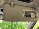 サンバイザーにミラーが収まり、運転席まわりで身だしなみを整えたい場面にも便利な配置です。バイザーを下ろした状態でも前方の様子が見渡せ、日常使いに取り入れやすい装備です。
