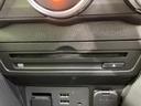 センター部分にディスク挿入口や複数の端子類がまとまり、車内で使う機器の接続箇所を一か所で確認しやすいレイアウトです。各部の位置関係も把握しやすく、日常の使い勝手に配慮されています。