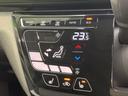 温度や風量を細かく調整できるエアコン操作部です。快適な車内空間を保ち、快適なドライブをサポートします。操作も簡単です。