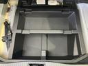 荷室床下には仕切りのある収納スペースが備わり、小物を分けて収めやすい形状です。荷物に合わせて整理しやすく、普段使わないアイテムの収納場所としても便利にお使いいただけます。