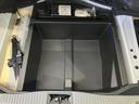 荷室の床下に深さのある収納スペースがあり、かさばる小物もまとめて収めやすい形状です。荷室をすっきり使いたい場面に便利で、用途に合わせて活用できる収納場所です。