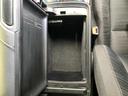 奥行きのある収納スペースを備え、車内に置いておきたい小物をまとめて収納できます。ふたを開けて出し入れしやすく、身の回り品を手元で整理したい場面にも便利にお使いいただけます。