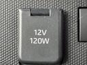 12Vのアクセサリーソケットは、ドライブレコーダーやスマホ充電器など、様々なアイテムを活用できます。車内での快適な時間をサポートします。