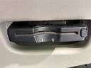 ETC車載器を備えており、ETCカードを利用した料金所の通過に役立ちます。一般レーンでの支払いの手間を減らし、高速道路やスマートインターチェンジを利用する際に便利です。