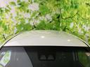 ボディカラーと一体感のあるルーフが、車全体のすっきりとしたシルエットを引き立てます。なだらかなラインでまとまり、どの角度からも自然な印象です。
