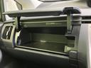 ふた付きの収納スペースが備わり、車内の小物をまとめて整理するのに便利です。開閉しやすい位置にあり、必要なものを手元に置いておきたいときにも活用できます。
