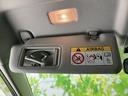 サンバイザーにはミラーと注意表示が備わり、乗車時に確認しやすい位置にまとまっています。天井の灯りも近く、助手席まわりに必要な要素を集約。落ち着いた色合いで室内に自然になじみます。