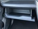 開閉式の収納スペースを備え、車内で使う小物を整理して置けるのが便利です。助手席側から手が届きやすい位置にあり、同乗者も必要な物を取り出しやすい配置です。
