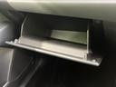 開閉できる収納スペースを備え、車内の小物をしまっておくのに便利です。必要な品を車内で整理しやすく、使わない時は閉じてすっきりと保てる収納です。