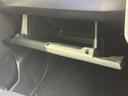 助手席前方には収納スペースが設けられ、車内で使う小物や書類などをしまっておけます。開口部が広く中を確認しやすいため、必要なものを整理して保管するのに便利です。