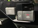 手の届きやすい位置に各種の表示やボタンがまとまり、運転席まわりをすっきり整理しています。表示は見分けやすく、日常の運転中にも必要な箇所を確認しやすいレイアウトです。