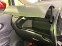 開閉式の収納スペースを備え、車内で使う小物をまとめて保管できます。ふたを閉じれば中身を隠してすっきりと使え、必要なときには開けて取り出せる便利な内装です。