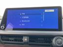 画面上でFM・AMラジオや交通情報、Bluetoothを選べるメニューが表示されています。選択肢が一覧で確認でき、聴きたい音源に合わせて切り替えやすいため、移動中の楽しみ方が広がります。
