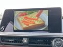 停車中に映像やテレビを視聴でき、休憩時間の過ごし方にも便利です。画面が大きく、映像の内容を確認しやすい位置に備わっています。