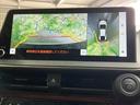 後退時に周囲の映像とガイドラインを画面で確認でき、駐車時の目安として便利です。車両周辺を直接確認しながら、慎重な操作をサポートします。