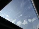 頭上から空を望める開放的な室内で、明るさや広がりを感じながら過ごせます。景色を楽しめるため、同乗者との移動時間にも心地よさを添えてくれます。
