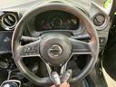 握りやすい形状で、運転席から自然に手を伸ばせるステアリングです。スポーク部分には複数のスイッチが備わり、手元で扱える機能が充実。日々の運転を快適にサポートする装備です。