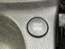 丸形のボタンに「DRIVE MODE」と表示され、周囲のパネルにすっきり収まっています。文字をひと目で確認しやすく、運転席まわりで視認しやすい配置です。