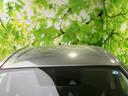 フロントガラスから後方へ続くルーフラインが、車体全体のすっきりしたフォルムを形づくります。落ち着いた色合いも相まって、自然な一体感が感じられます。