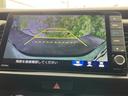 後方の映像にガイド線が表示され、駐車時に周囲を確認する際の目安として便利です。画面を見ながら後退時の位置を把握しやすく、日常の駐車をサポートします。