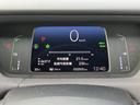 速度や燃料残量などの情報が画面にまとめて表示され、運転中に必要な状況を確認しやすい構成です。表示が見やすく、日々の運転を支える実用的な装備です。