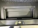 荷室まわりに設けられた収納スペースは、小物や荷物の整理に便利です。荷物の出し入れの際にも使いやすく、車内の収納場所を活用したい方にうれしいポイントです。