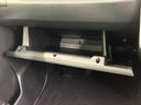 開閉式の収納スペースは、車内の小物を整理しておくのに役立ちます。使わないときは扉を閉じておけるため、車内をすっきり保ちたい方にも便利な収納です。