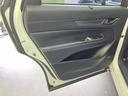 黒の色調に水平基調のラインとステッチが映え、車内に穏やかな印象を添えます。窓から外の景色も感じられ、同乗時も快適です。◆画像認識AIによる推定であり実際と異なる場合があります。