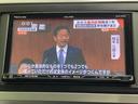 停車時にテレビ番組を視聴でき、ニュースや字幕も画面で確認できます。画面上の表示で番組内容を把握しやすく、移動の合間の待ち時間を過ごす際にも便利にお使いいただけます。