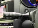 前後のワイパーに関する表示がレバー上にまとめられ、運転席から設定を確認しやすい配置です。雨天時など視界の変化に合わせて使い分けられ、日常の運転をサポートします。