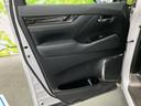 落ち着いたダークトーンで車内にまとまりがあり、横に伸びる意匠とステッチが、乗り降りの際にも自然になじむ印象です。◆画像認識AIによる推定であり実際と異なる場合があります。