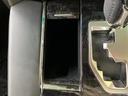 センターコンソールにはシフト周りと小物を置けるスペースがまとまり、運転席から手元をすっきり整理できます。光沢のあるパネルと明るい縁取りがアクセントとなり、日常使いにも取り入れやすい配置です。