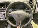 握りやすさに配慮した形状で、運転姿勢を整えやすいシンプルな設計です。正面にはメーター類が配置され、運転中も視線移動を抑えて確認しやすいレイアウトです。