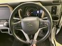 手元に複数のスイッチがまとまり、運転中も視線を大きく外さず操作しやすい配置です。メーターも正面に見渡せ、毎日の移動をサポートする実用的な運転席まわりです。