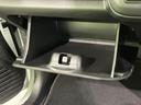 開閉式の収納スペースは奥行きがあり、車内で使う小物をまとめて置けます。助手席からも手が届きやすく、必要なものを整理しながら保管できる、実用的な室内装備です。