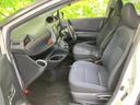 前席はゆったりとした座面で、運転席から前方を見渡しやすい室内レイアウトです。ドアを開けた際も足元まで確認しやすく、落ち着いた色合いで統一されています。