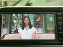 テレビ映像を表示できる画面を備えており、停車中に番組を視聴して過ごせます。お出かけ先での待ち時間や休憩中にも活用でき、車内でひと息つきたいときにうれしい装備です。