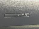 車内のパネルに並ぶボタンは、表示がまとまっていて目に留まりやすい配置です。周囲の落ち着いた表面仕上げと調和し、操作部がすっきりと収まっています。