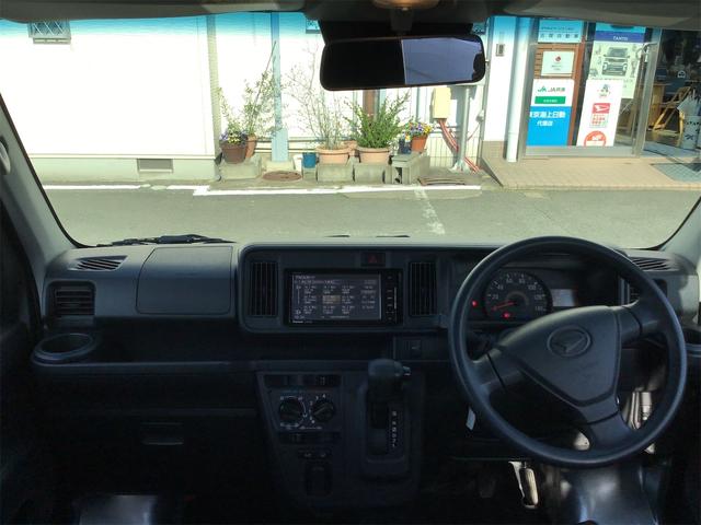 ハイゼットカーゴ ＤＸ　ＳＡＩＩＩ　４ＷＤ　４ＡＴ　メモリーナビ　スマートアシスト　両側スライドドア　キーレス　ＩＲカットフィルム　荷室ボード（純正）ルーフエンドスポイラー（純正）　オーバーヘッドネット（純正）（15枚目）