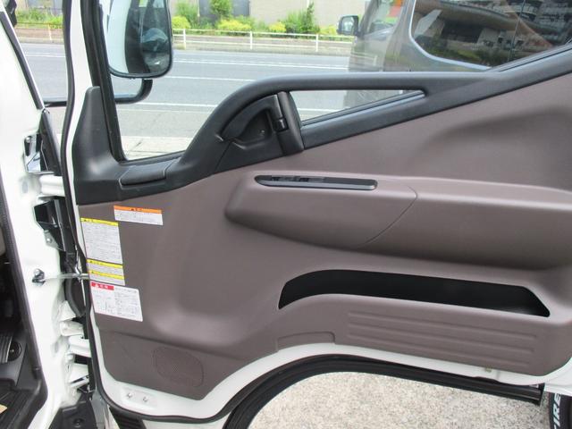 キャンター 全低床強化ダンプ　ディーゼルターボ　５速車　純正メッキパーツ　ホイルカバー　スマートキー　ＬＥＤヘッドライト　バックカメラ　コボレーン　アオリピン　歩み掛け　シートビニール張り（22枚目）