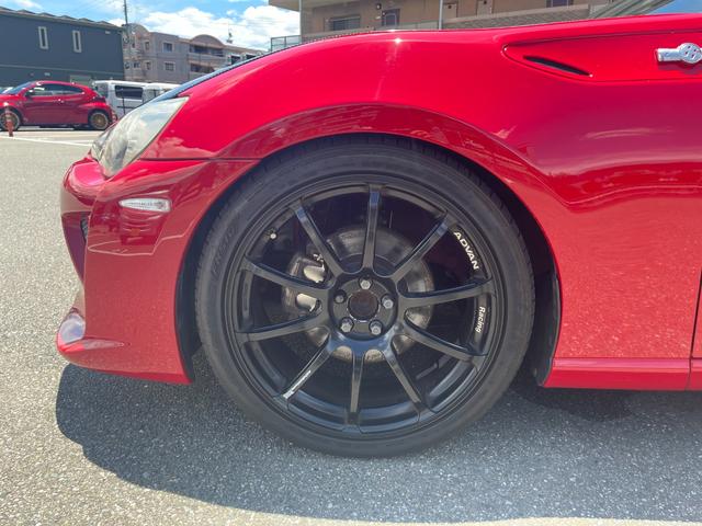 ８６ ＧＴ　即ドリ　機械式ＬＳＤ　ダムドフロントバンパー　カーボンボンネット　テイン車高調　アドバンレーシング１９インチホイール　純正リヤスポイラー　フロント廻りに軽度な修復歴が有ります。（13枚目）