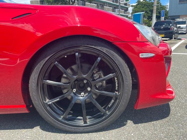 ８６ ＧＴ　即ドリ　機械式ＬＳＤ　ダムドフロントバンパー　カーボンボンネット　テイン車高調　アドバンレーシング１９インチホイール　純正リヤスポイラー　フロント廻りに軽度な修復歴が有ります。（16枚目）