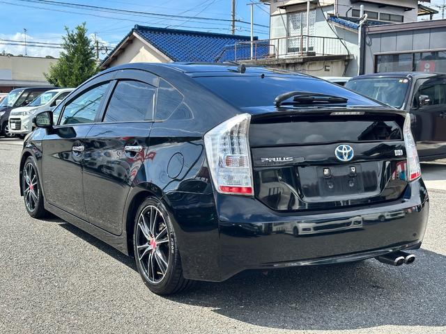 プリウス Ｓ　純正ＨＤＤナビ　フルセグ　Ｂｌｕｅｔｏｏｔｈ　ＤＶＤ再生　ＣＤ　バックカメラ　ＥＴＣ　社外１７インチアルミ　車高調　マフラーカッター　ＨＩＤヘッドライト　ＨＩＤフォグ　スマートキー　プッシュスタート（8枚目）